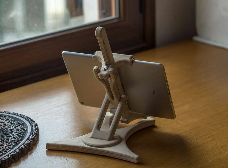 Держатель для телефона в форме телевизора. Stylish tablet stand держатель. подставка под смартфон из фанеры. подставка для планшета из фанеры. держатель для телефона из фанеры.