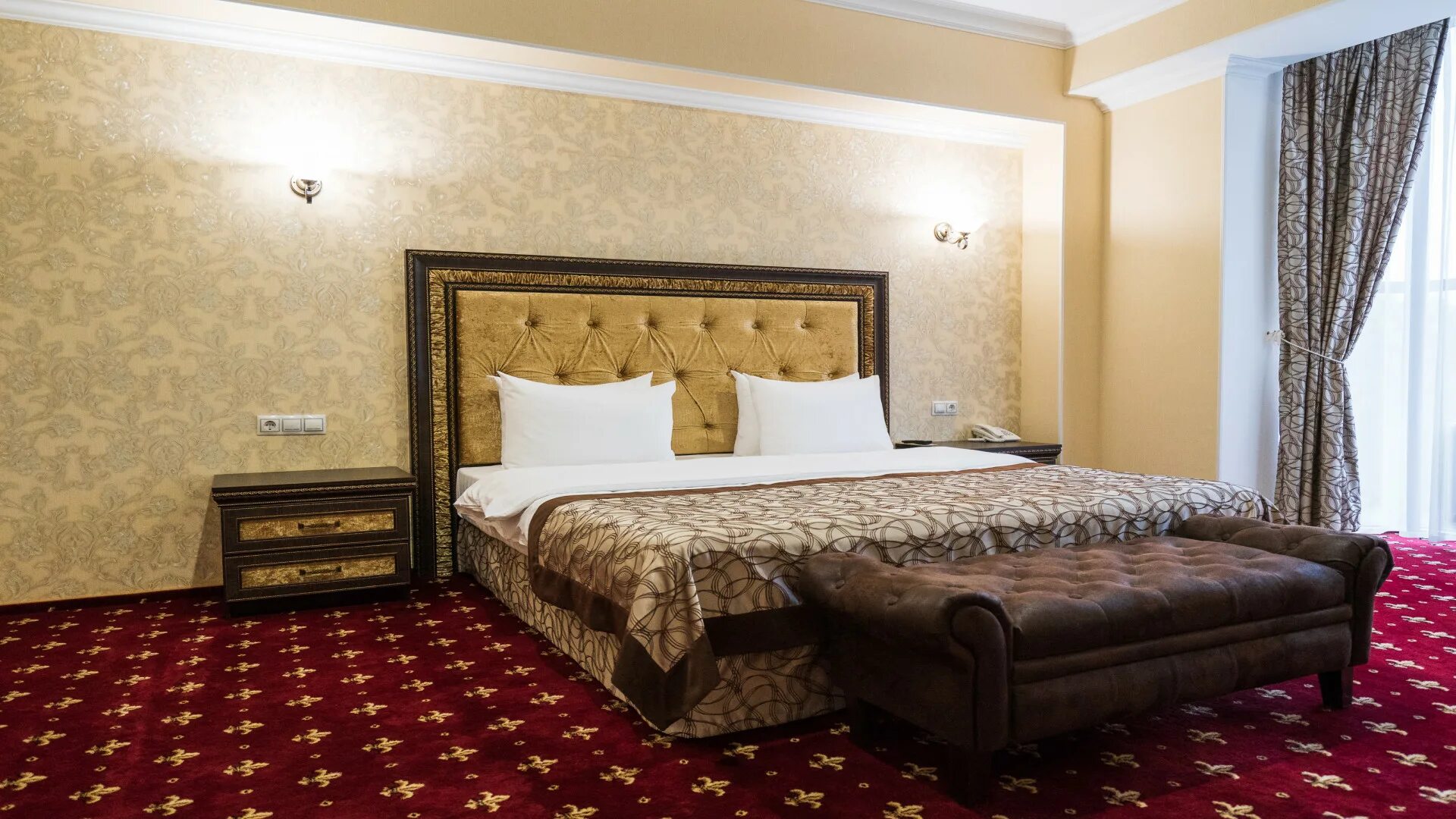 Пятигорск гостиница макс. Сказочная лестница. Дворец пена скульптуры. Ресторан маск краснодар сормовская. Маск palace краснодар.