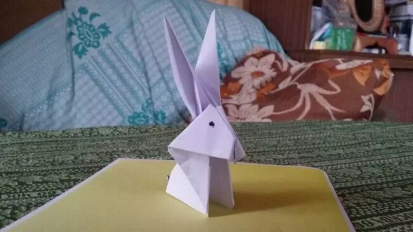 Поделки из бумаги. Объемный зайчик из бумаги. Зайчик из бумаги. Оригами заяц попрыгун. Зайчик из бумаги видео.