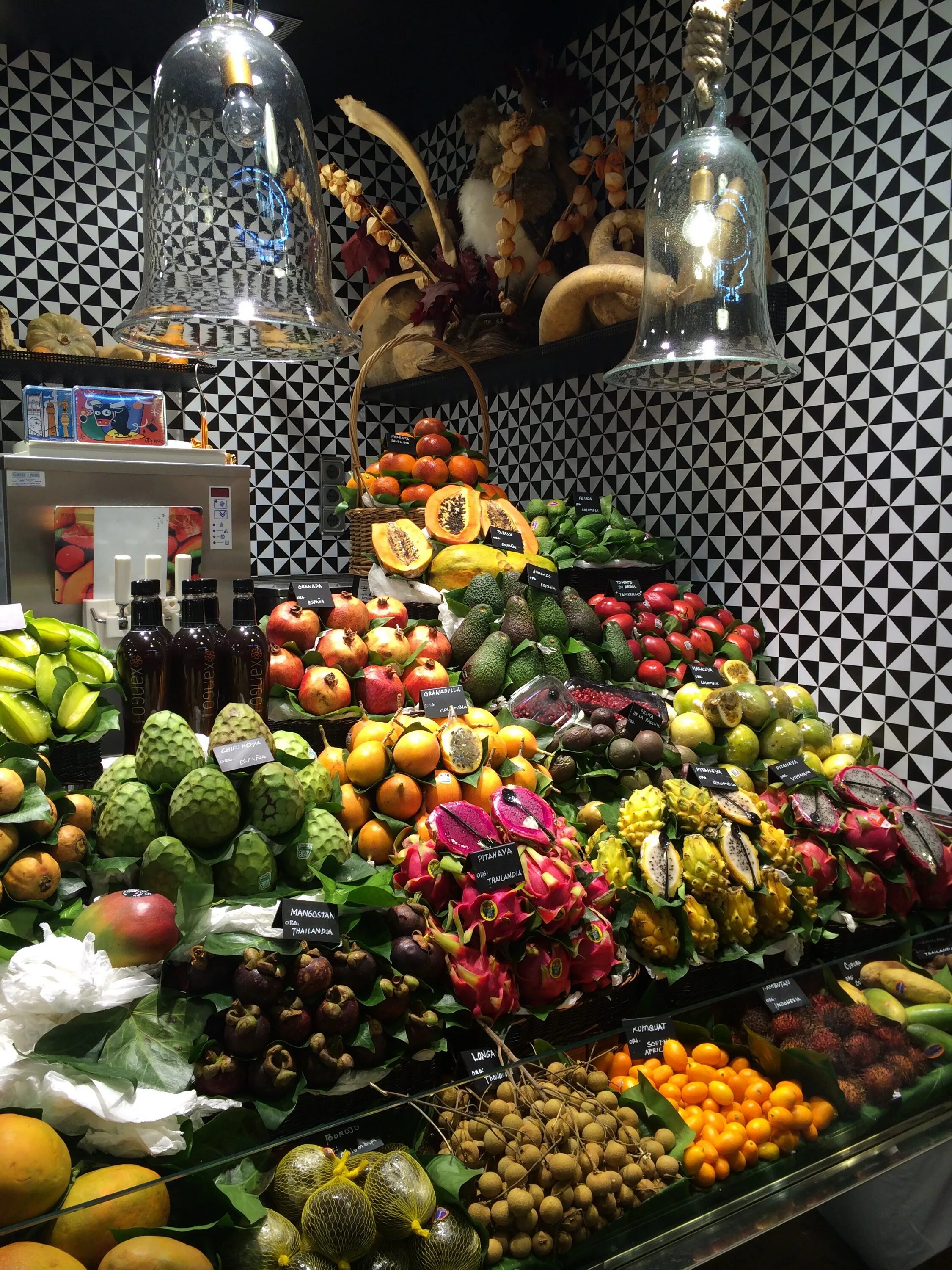 Рынок свежих овощей. Фруктовый рынок. Овощи на рынке. Фрукты в магазине. Фрукты Испании.