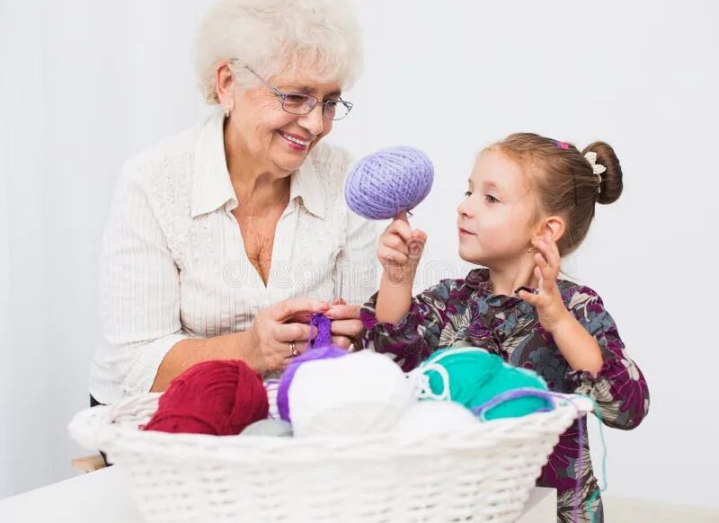 Учи внучек русский. Бабушка вяжет с внучкой. Бабушка учит внучат. Бабушка учит вязать. Руки бабушки вязание.