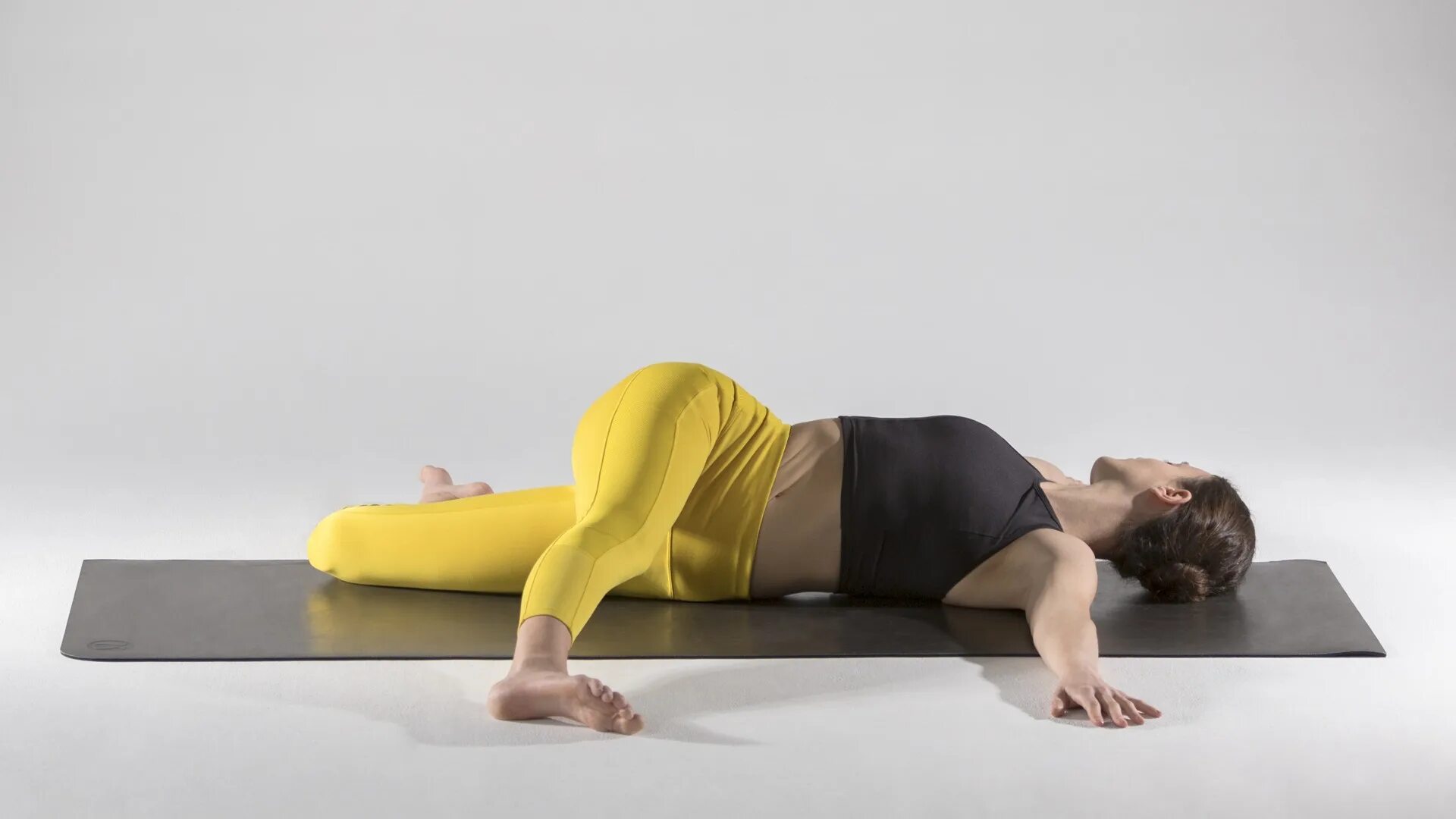 Лечь на спину вытяни левую ногу правую. Растяжка лежа на кровати. Скручивание позвоночника лежа. Сгибание колена лежа на спине. Скручивания лежа на спине.