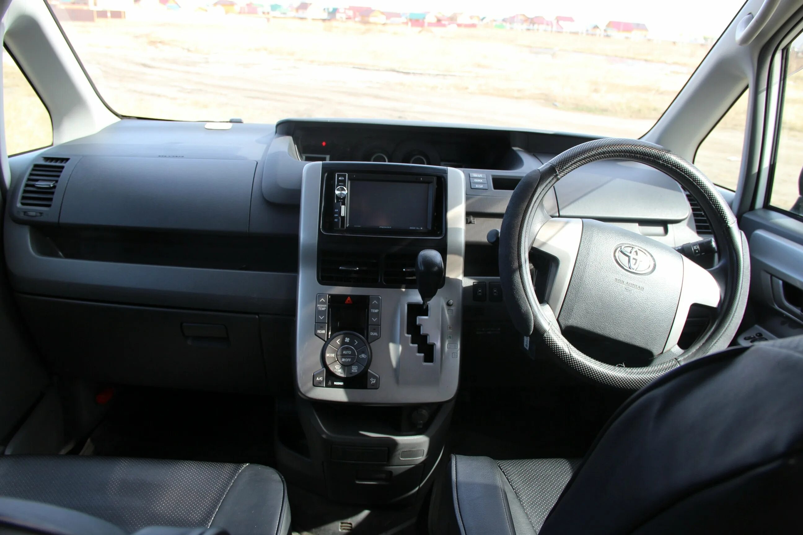 Тойота вокси панель. Тойота вокси 2001. Toyota voxy 2010. Тойота вокси 2008 салон. Toyota voxy 2008 салон.