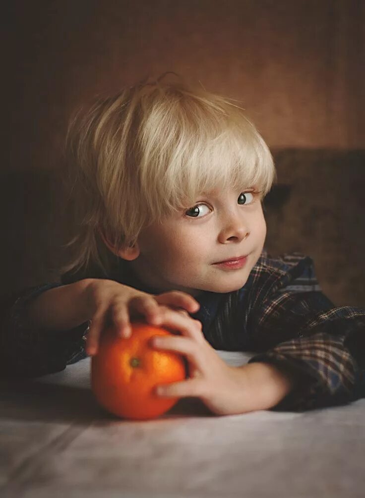 Мальчик мандарин. Апельсин для детей. Мальчик с апельсином. Мальчик с мандаринами. Малыш с мандаринами.