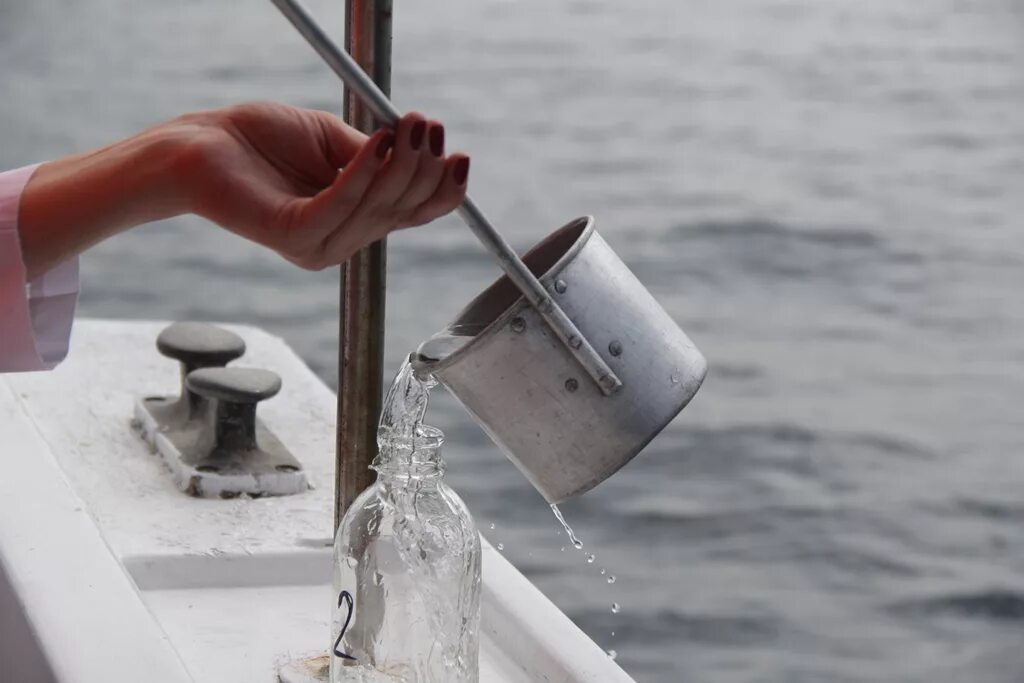 Выпить забортной воды из плафона. Отбор проб воды. Пробы морской воды. Забор проб воды. Отбор проб воды с моря.