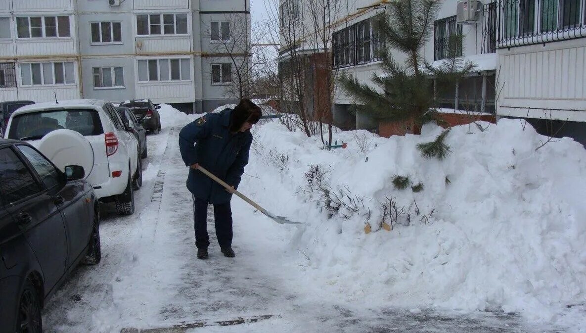 Дворник зимой мурманск. Омичей начнут штрафовать за сугробы. Песок дворник. Требуется дворник. Штрафы коммунальщикам.