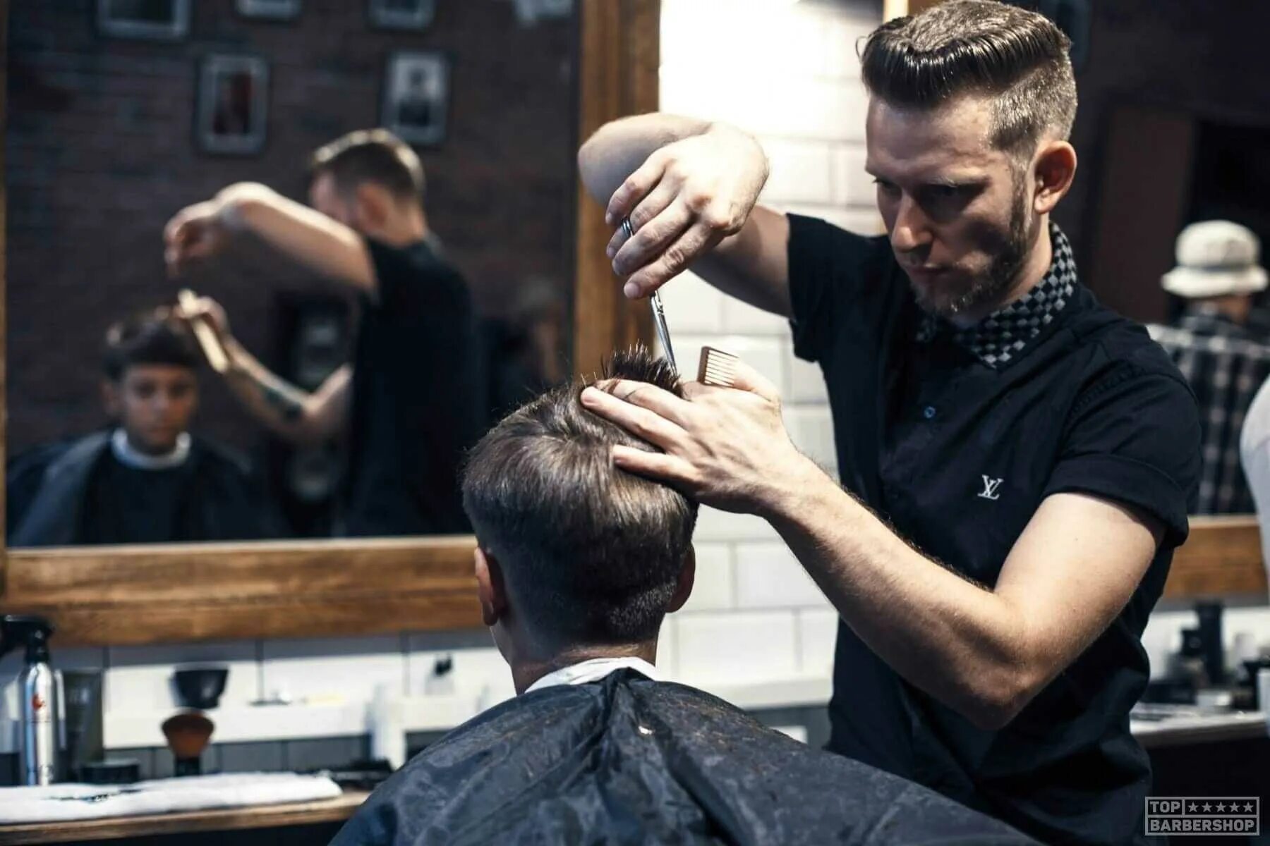 Барбершоп оверхед. Парикмахер мужской. Мужская парикмахерская барбершоп. Бритва селигерская барбершоп. Барбершоп оверхед.