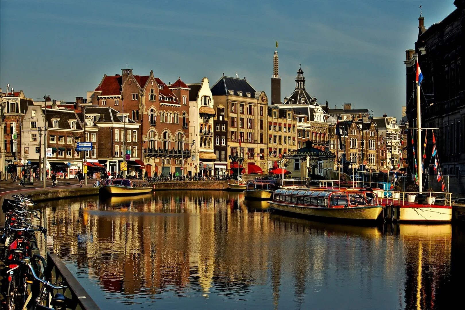 Чем знамениты нидерланды. Королевство Нидерланды Амстердам. Амстердам столица Амстердам столица. Королевство Нидерланды достопримечательности Амстердам. Столица Нидерланды Амстердам достопримечательности.
