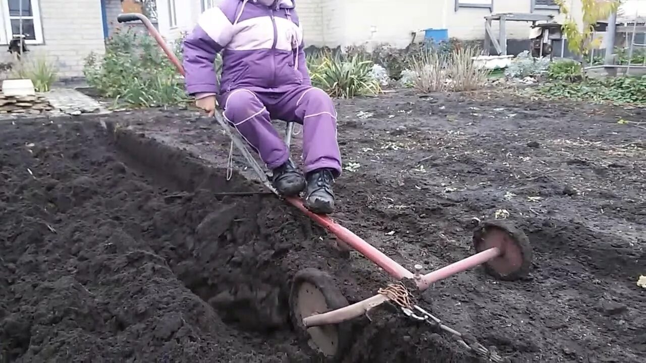 Пахать плугом видео. Вспашка огорода плугом. ПЛУК для вспышка огороде. Плуг для вспашки лебедкой. Ручной плуг для вспашки огорода.