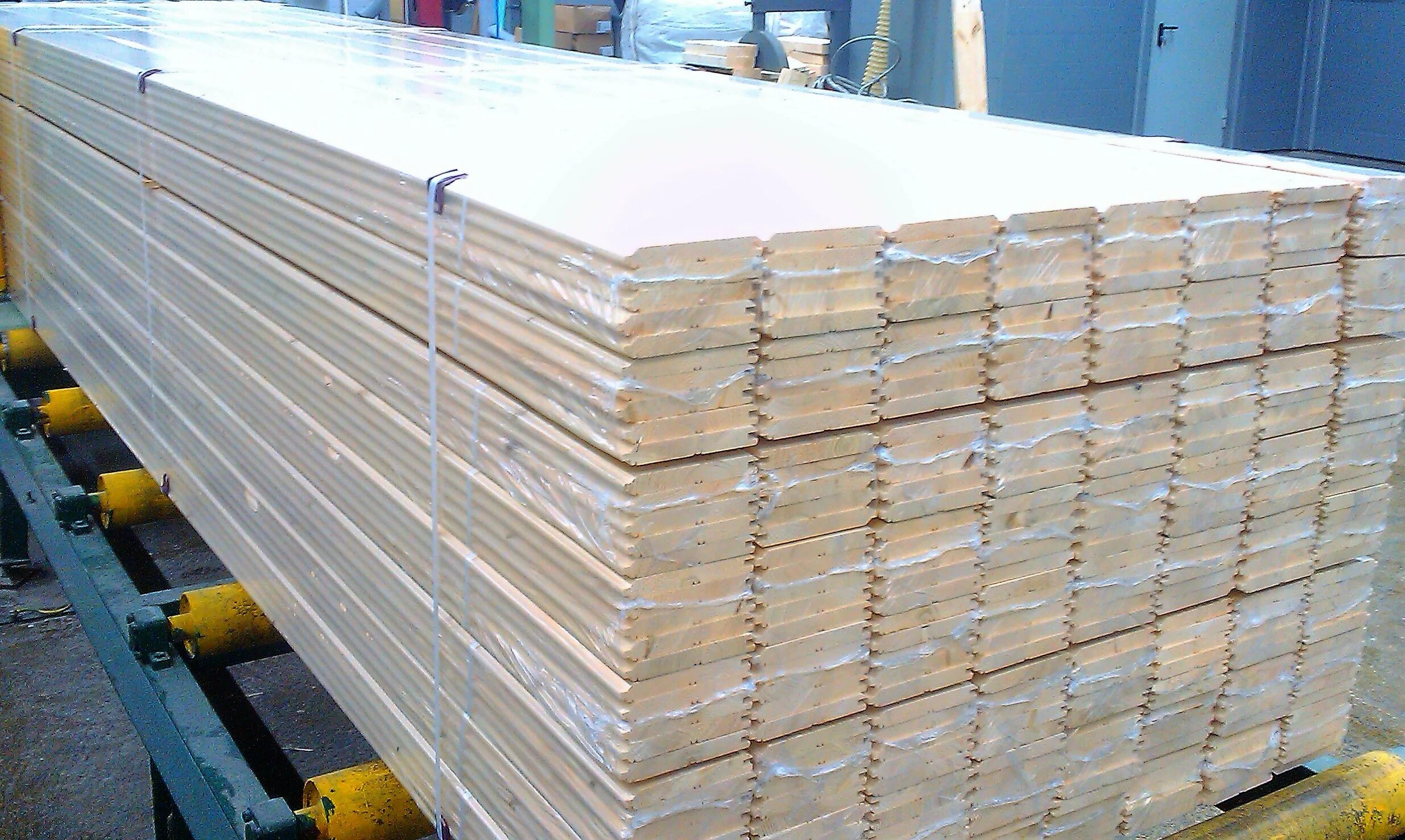 Упаковка доски в пленку. Пиломатериалы в пакетах. Пиломатериалы в пакетах. Упаковка пиломатериалов на экспорт. Упаковка древесины.