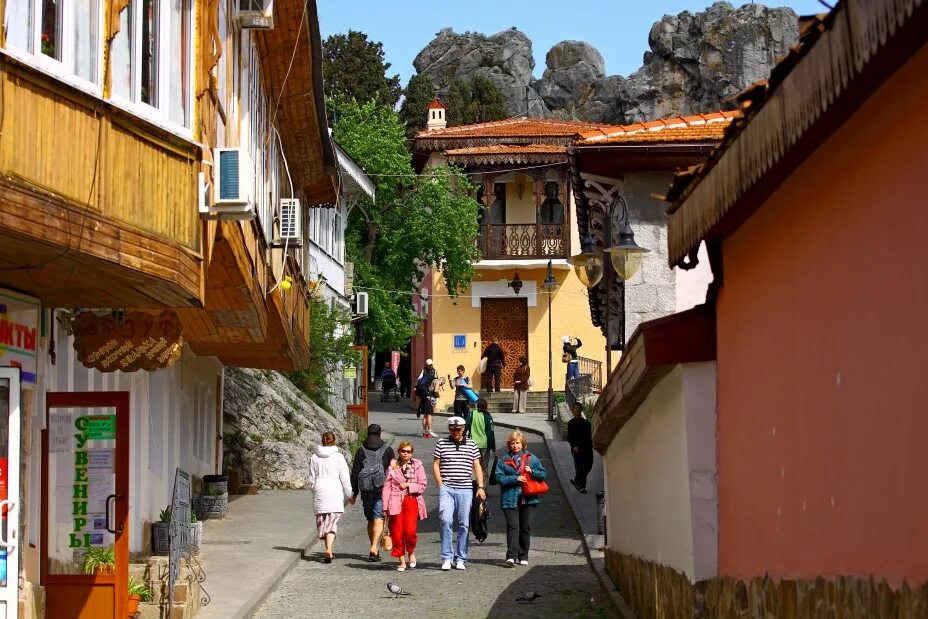 Люди гурзуфа. Адалары гурзуф набережная. Гурзуф закоулки. Бондаренко виктория гурзуф. Люди гурзуфа.