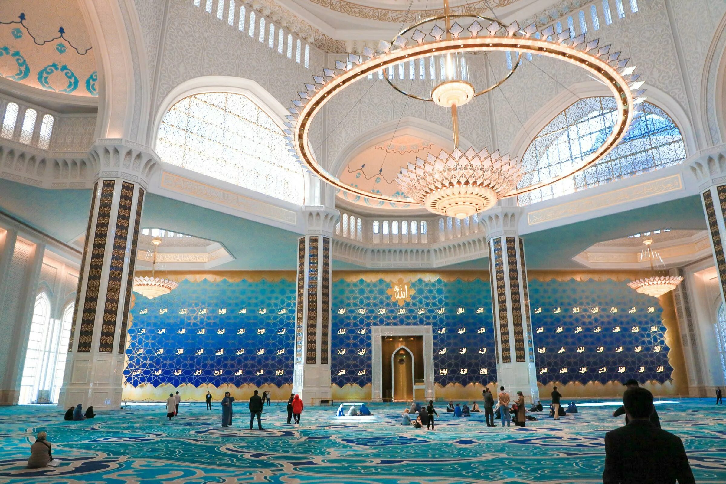 Астана самая большая мечеть. Центральная мечеть (Астана). Центральная мечеть Астана внутри.