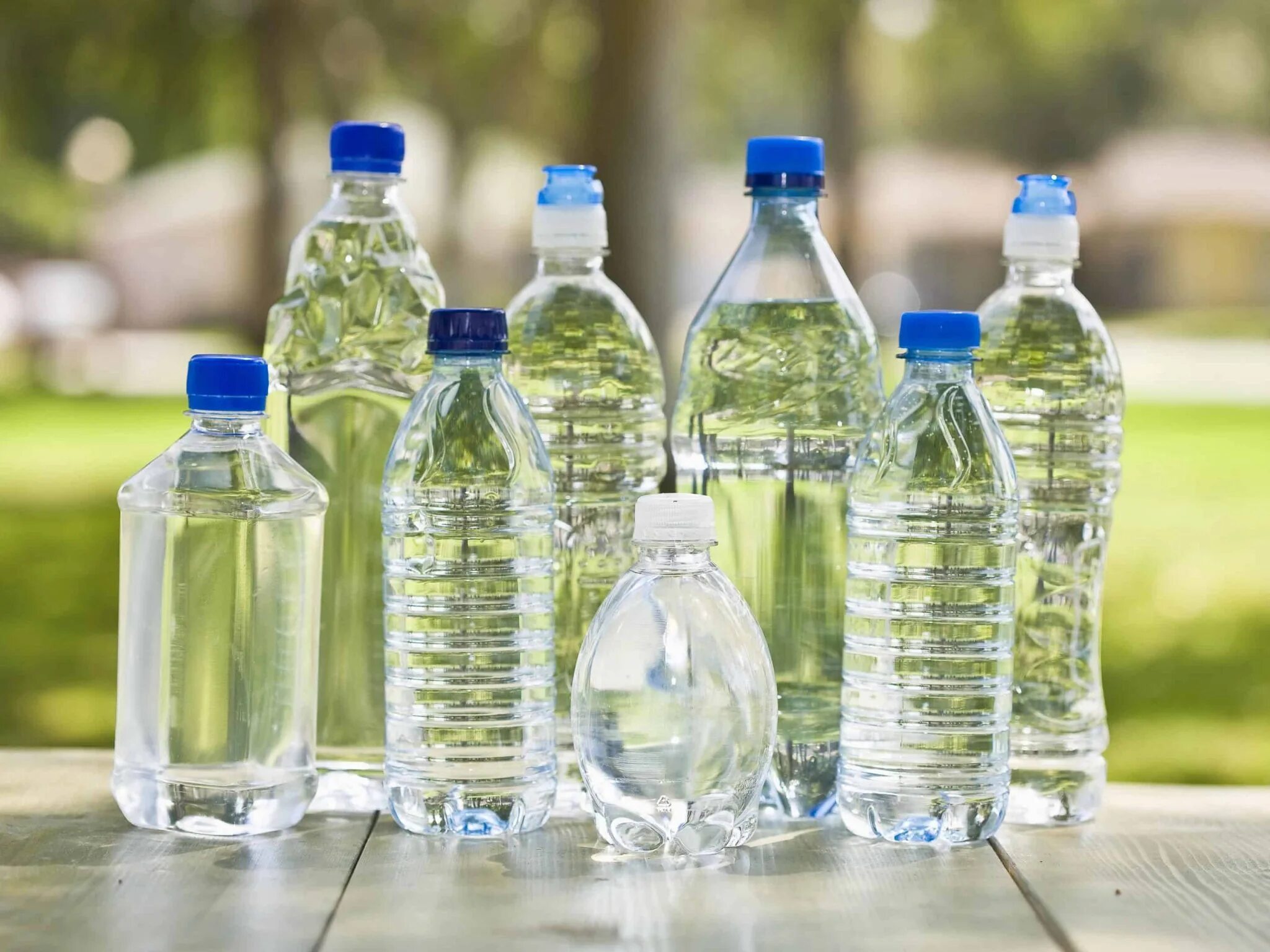 Пластиковая бутылка. Бутылка для воды. Пластиковая бутылка для воды. Бутилированная минеральная вода.