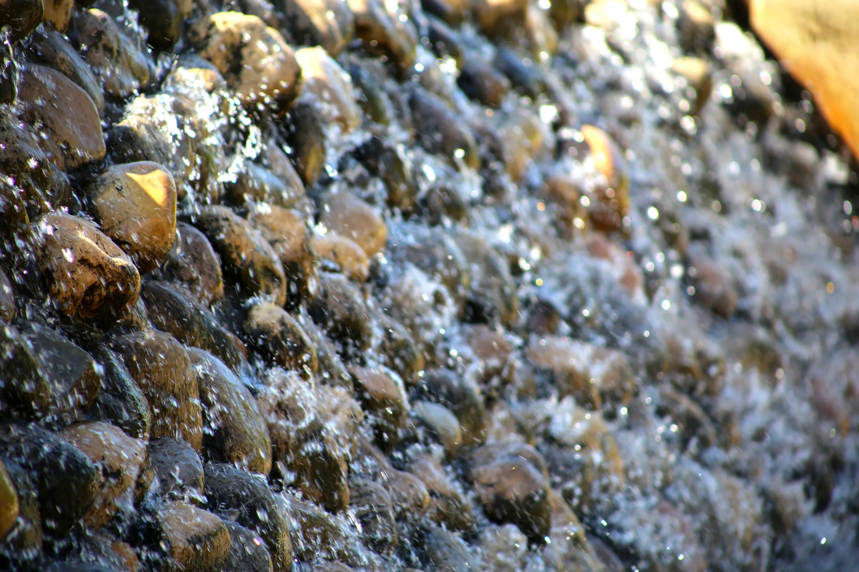 Wet stone. Камни в воде. Мокрая галька. Влажный камень. Мокрый камень.