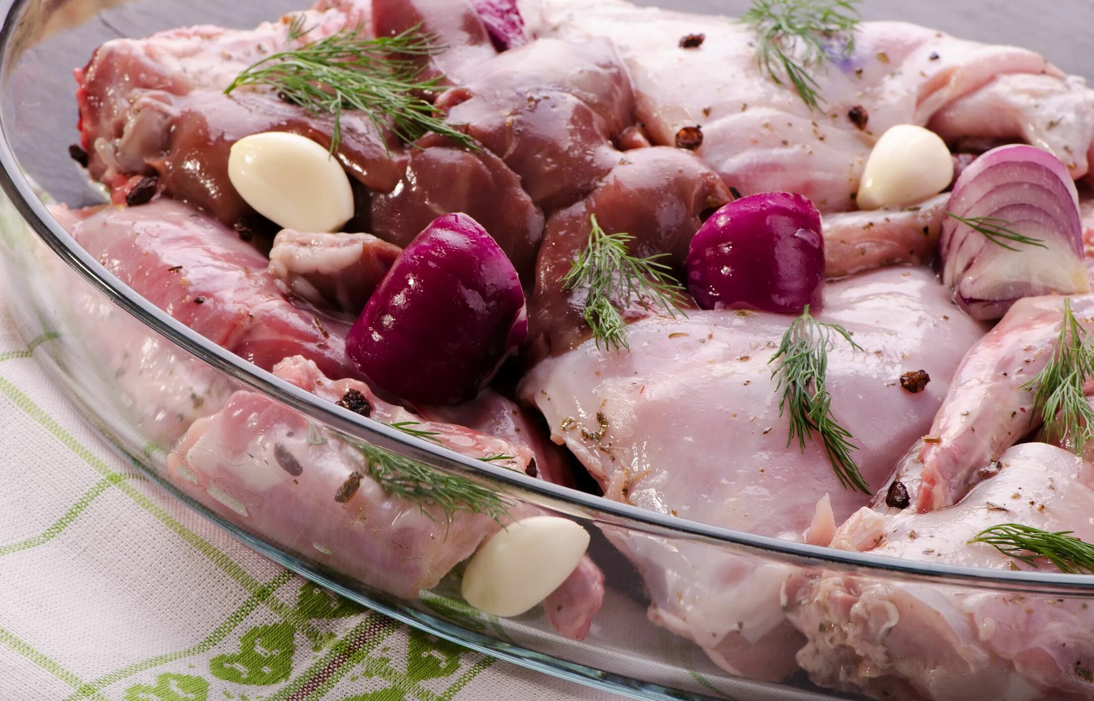 Маринование крольчатины. Замаринованное мясо. Маринад для кролика. Кролик в маринаде. Кролик в духовке с соевым соусом.