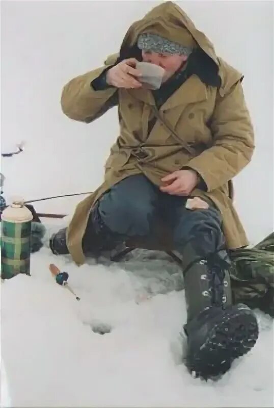 Мужик на зимней рыбалке. Зимняя рыбалка тулуп. пьют на зимней рыбалке. чай на зимней рыбалке. мужик на рыбалке зимой.