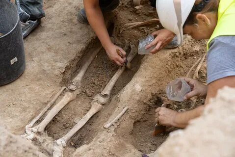 Aparecen hasta veinticinco esqueletos humanos en unas obras de reurbanizaci...