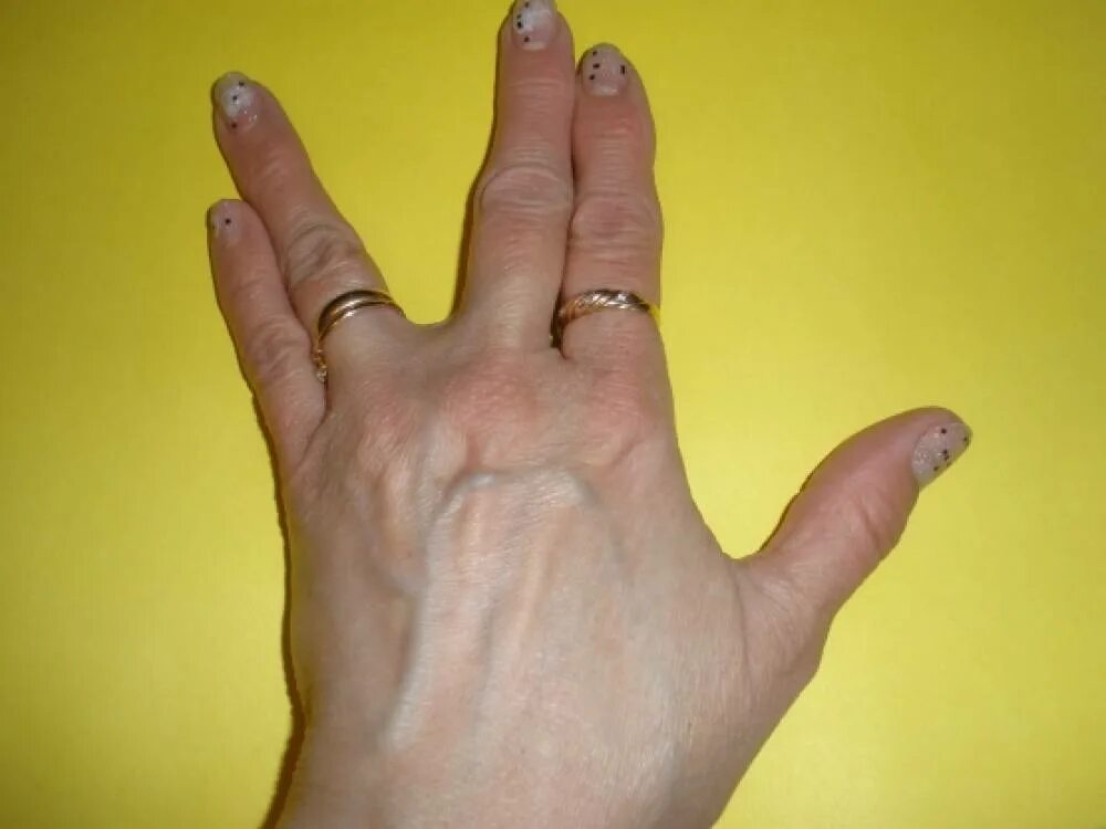 Почему пальцы можно. Два пальца средний и безымянный. Пальцы рук средний и безымянный. Пальцы указательный безымянный средний. Указательный и средний и безымянный с мизинцем.