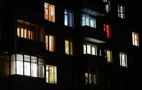 Дверь внезапно распахнулась и на улицу выскочил