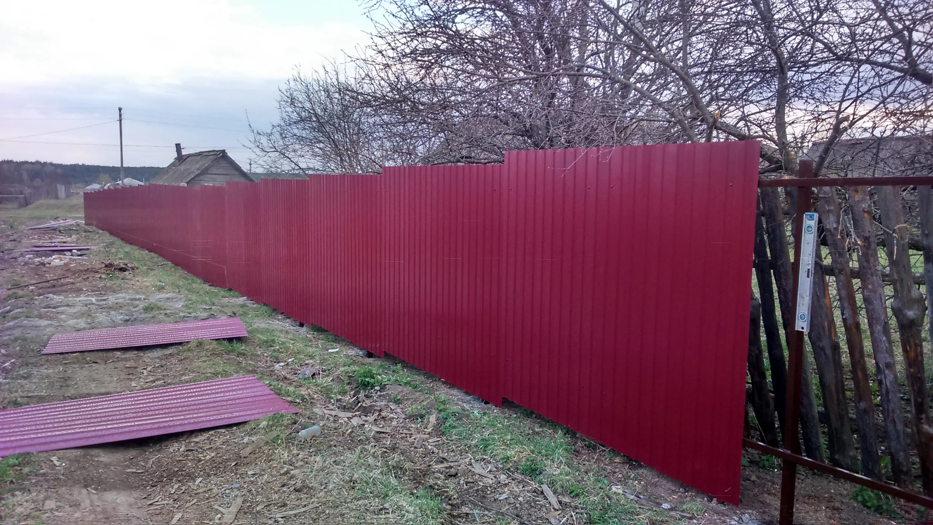 Профнастил мп20 цинк. Старое профнастил. Металлическая стена. Старое профнастил. Старое профнастил.