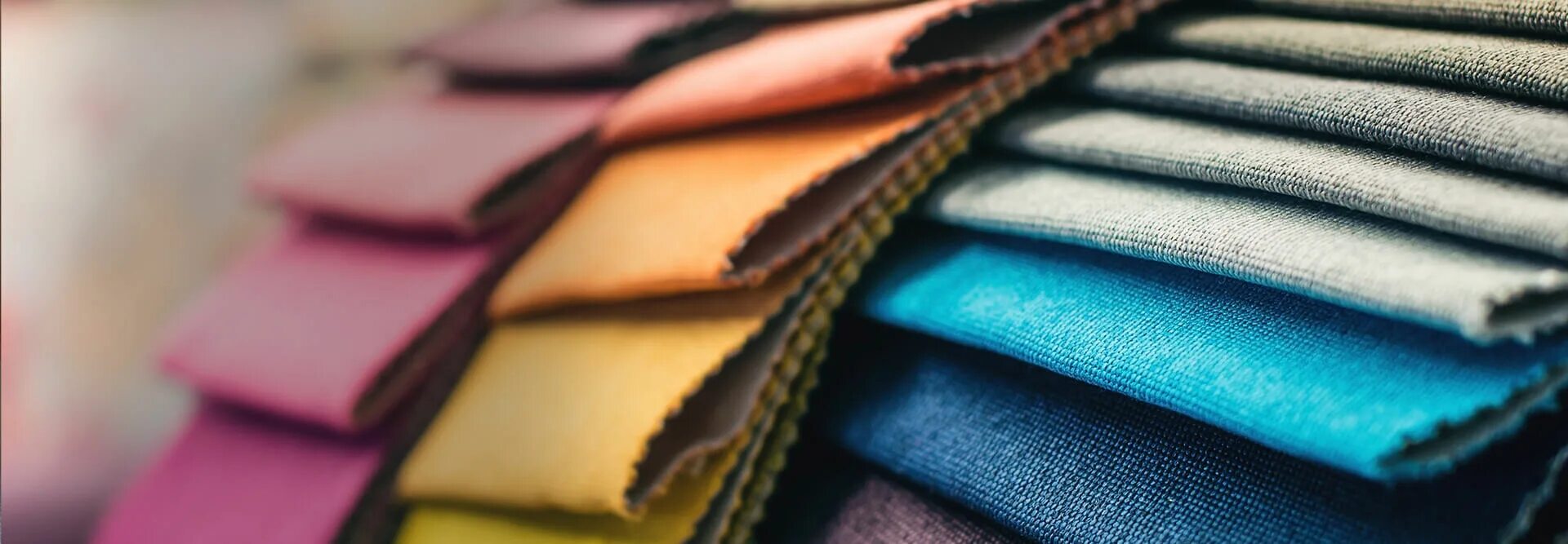 Рулоны ткани для постельного. Ткани. Где продается ткань. Где продается ткань. Блестящая ткань для платья.