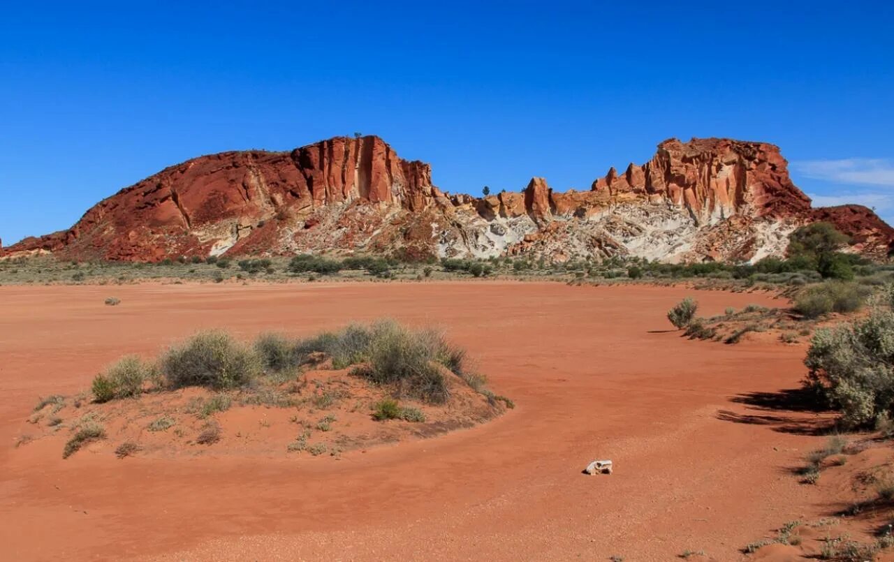 Пустыня симпсон. Пустыни австралии 7 класс. Крупнейшие пустыни австралии. Какая пустыня расположена в австралии. Гора улуру, северная австралия.