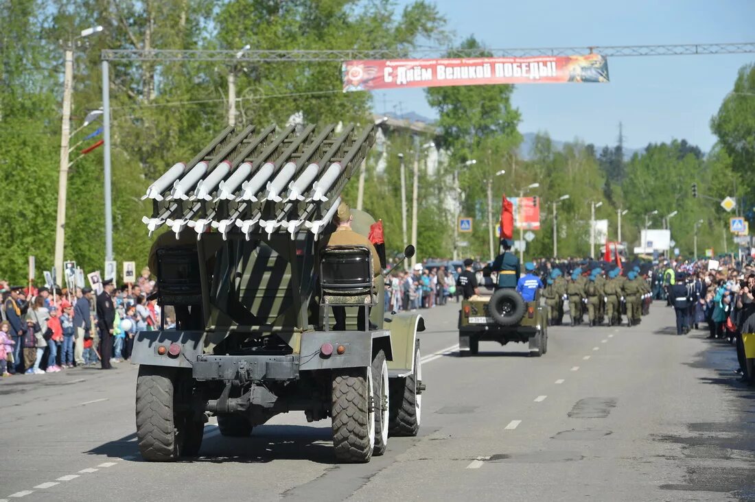 Победа горно алтайск. Горно Алтайск парад. Парад Победы Горно-Алтайск. Парад Победы в Горно Алтайске. Мемориал славы Горно-Алтайск.