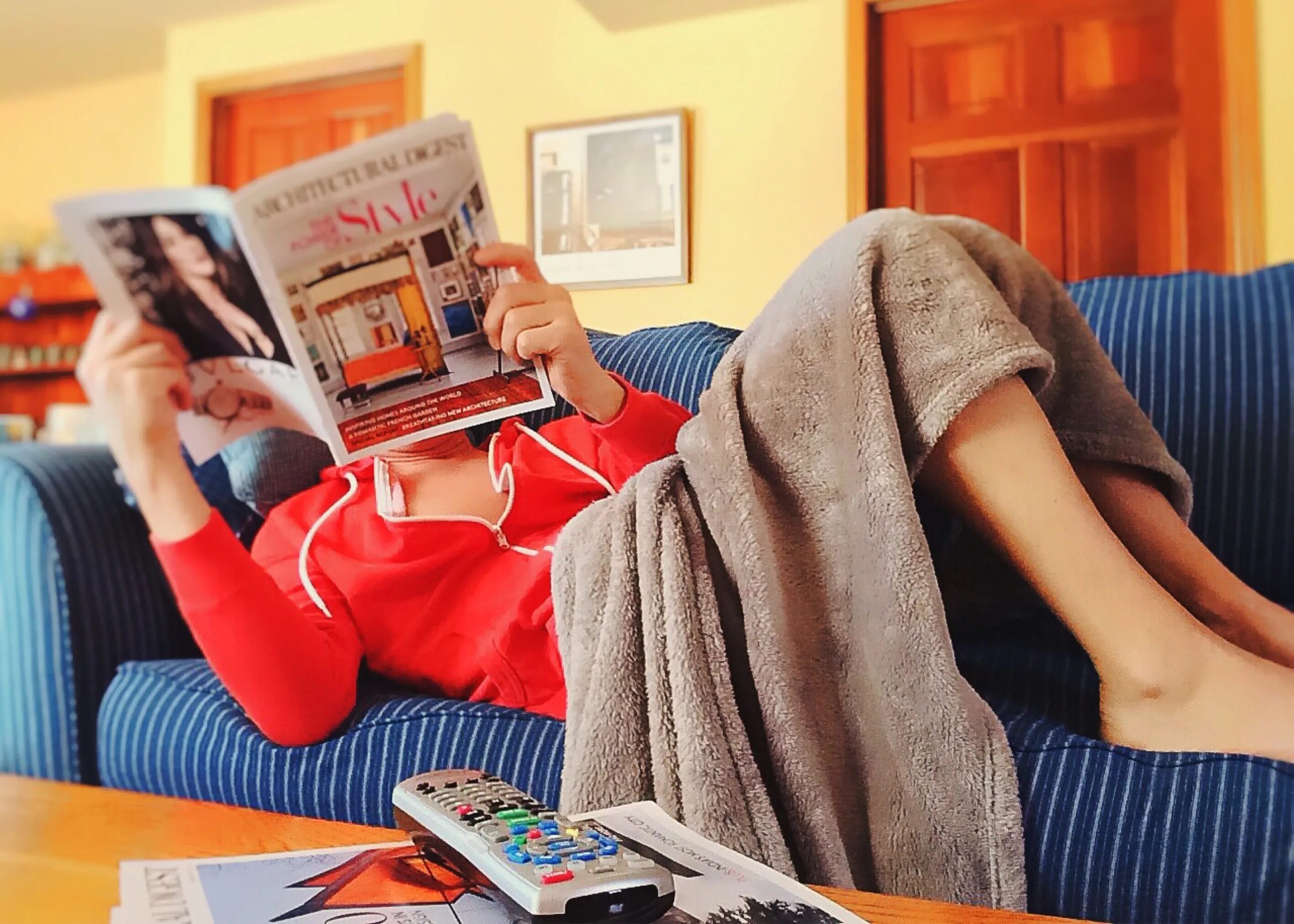 She reads magazines. Диван для чтения. Ленивая студентка. Фотосессия на диване с журналом. Ленивый образ жизни.