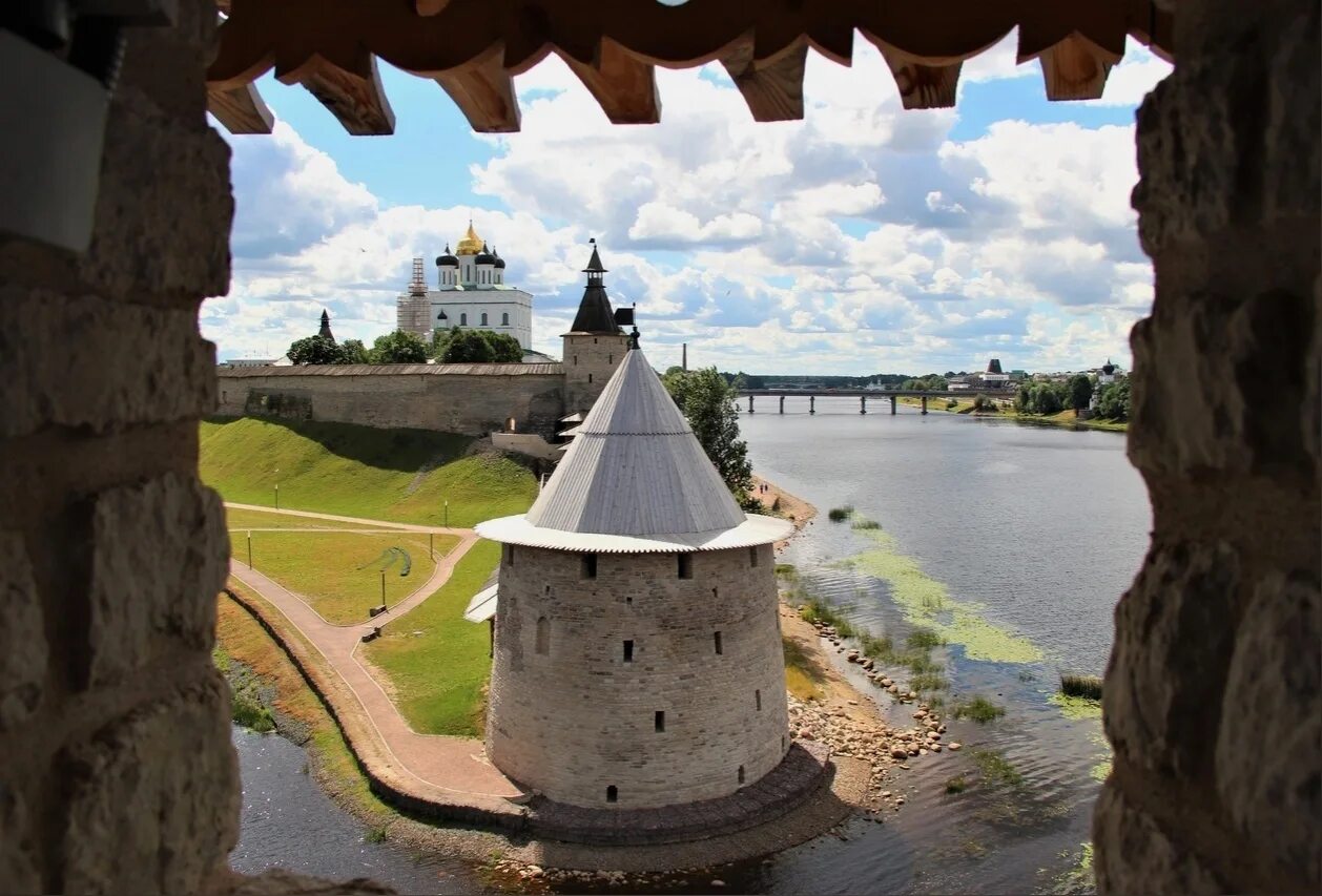 Экскурсионный псков. Псковский Кремль Изборск. Экскурсия Псков Изборск Печоры. Псковский Кремль экскурсии. Псков Кремль туристы.