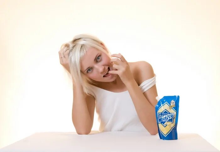 футболка сладкая девочка сгущенка. девушка со сгущенкой. футболка молоко сгущенное. девушка сгущенка. футболка сгущенка.