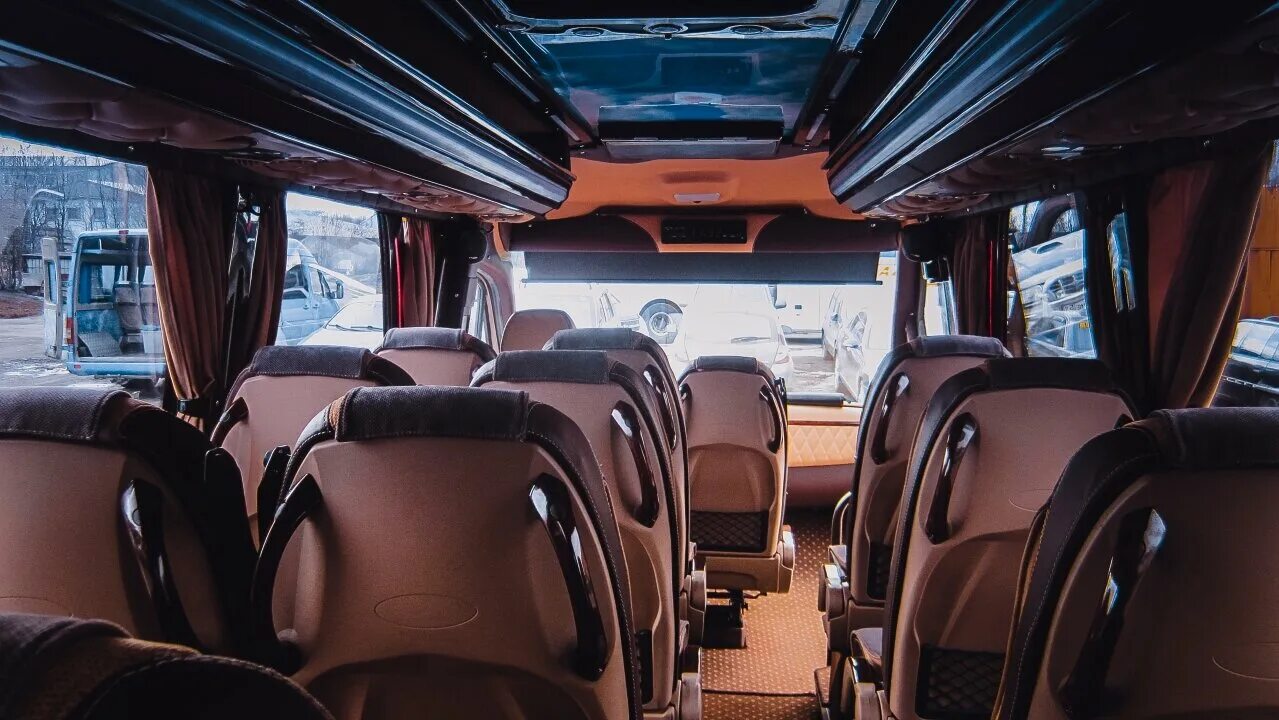 Пассажирский автотранспорт. Пассажирский автобус. Автобус мерседес 16 мест. Водитель туристического автобуса. Современные пассажирские автобусы.