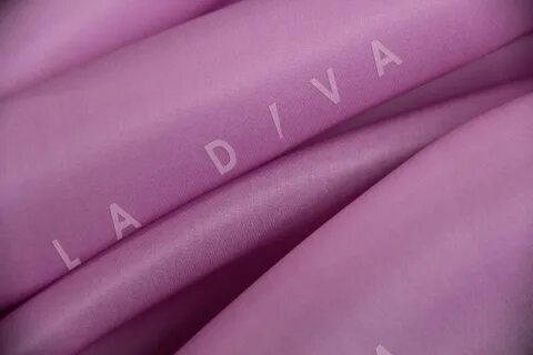 Ткань легкая, просвечивает, чуть плотнее обычной органзы, струится. 