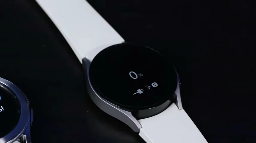 Galaxy watch 7 зарядка. Зарядка галакси вотч 4. samsung watch4 classic заряжаются. самсунг вотч 4 микрофон. зарядка для часов samsung galaxy watch 4.