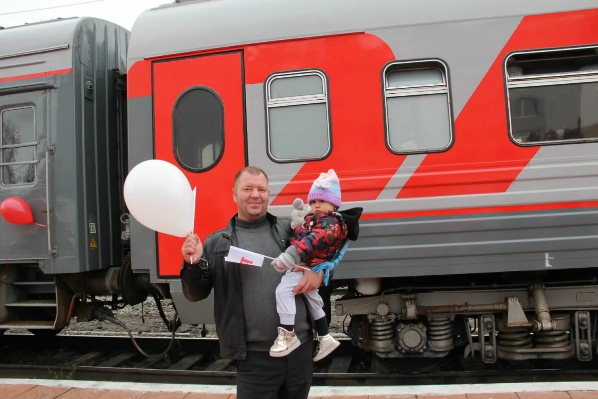 Жд транспорт. Британские электровозы brc. Поезд. Эр2-308. Поезда перевозящие груз.
