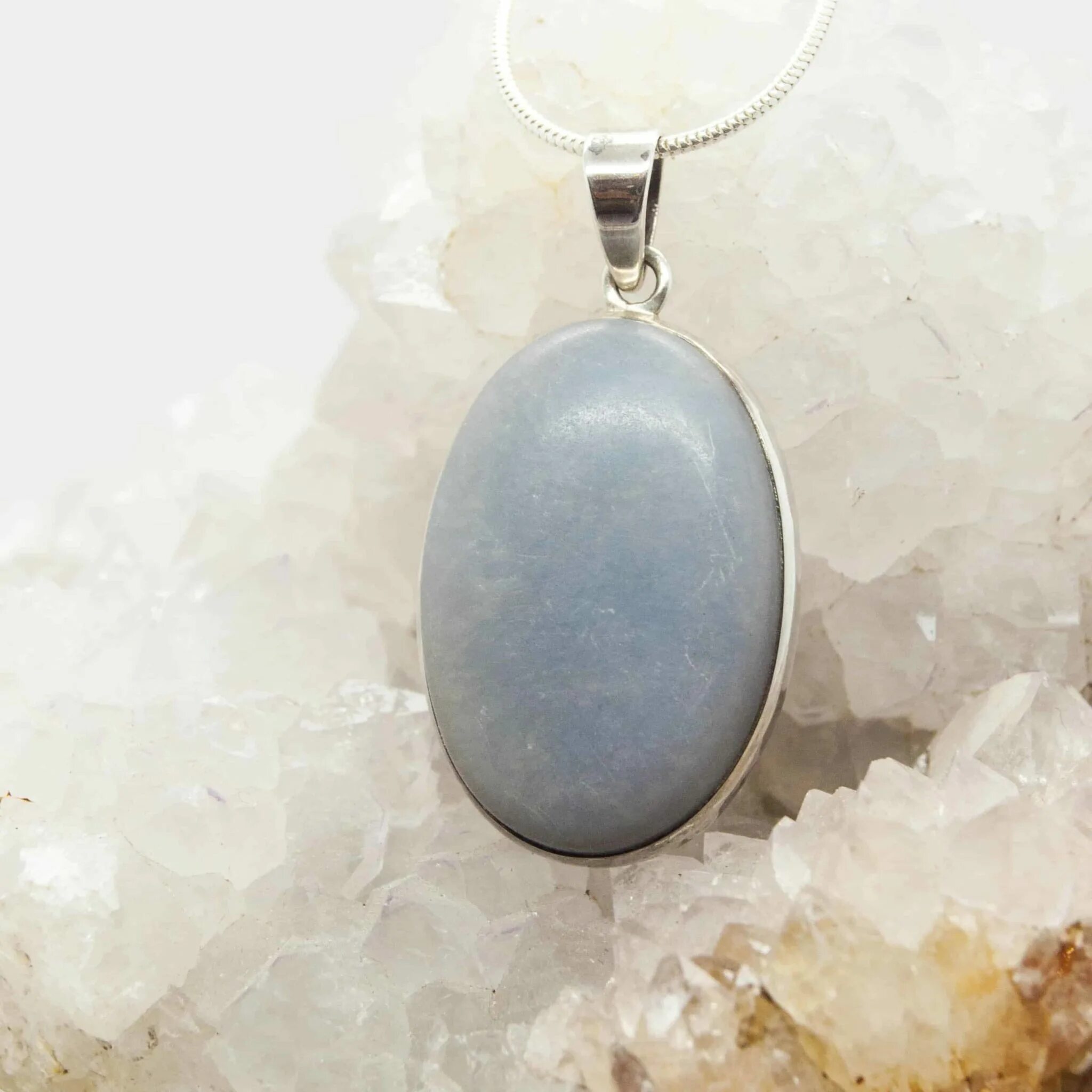 ангелит. ангелит зеленый. голубой ангелит. ангелит галтовка. камень минерал ангидрит.