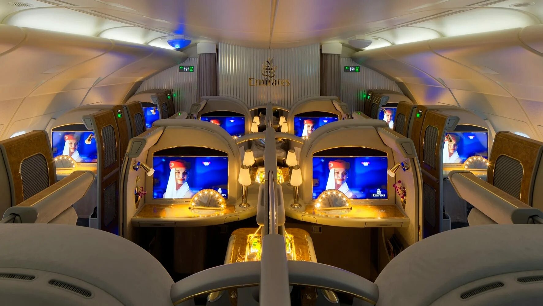 First class 0. Самолет Emirates a380 салон. Airbus a380 внутри. Airbus a380 Emirates первый класс. А380 самолёт салон Люкс.