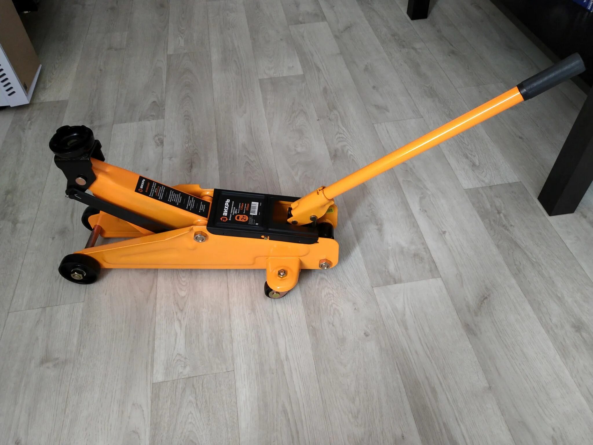 Домкрат гидравлический вихрь дмк-3б подкатной. Домкрат вихрь. Резинка для домкрата подкатного вихрь дмк-3. Вихрь домкрат 3т. Домкрат подкатной вихрь дмк-2.