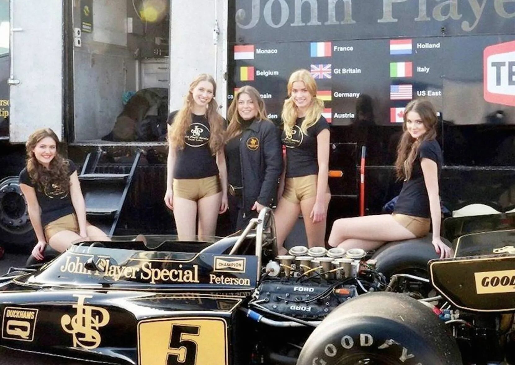 Грид гёрлз 1984. John Player Special Formula 1. Монако формула 1 девушки. Lotus промо.