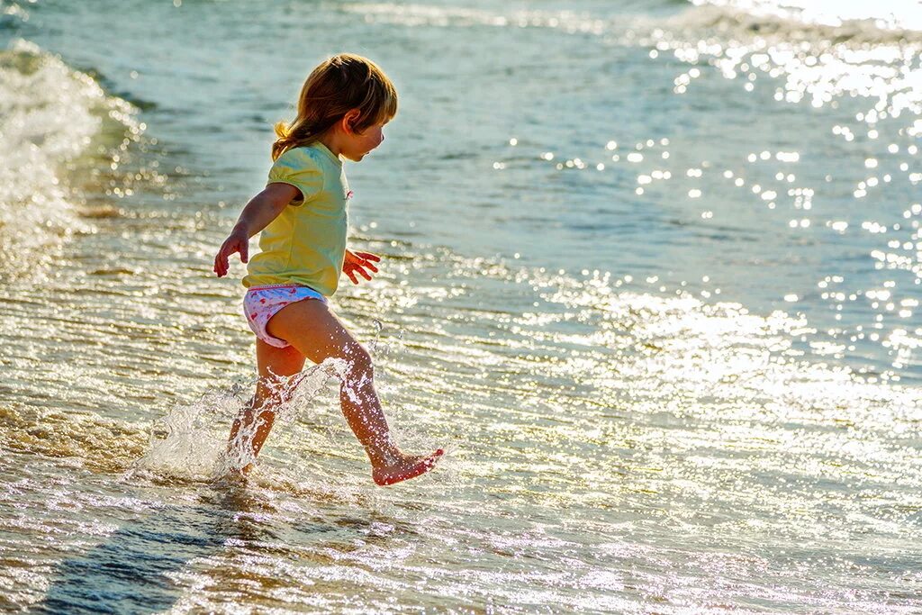 Дети на море. Детки на море. Дети бегут в море. Девочка бежит.