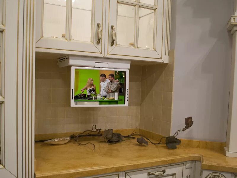 Телевизор для кухни 20. Подвесной телевизор для кухни avs150ods. Подвесной телевизор на кухню. Встраиваемый телевизор для кухни. Маленький телевизор на кухню.