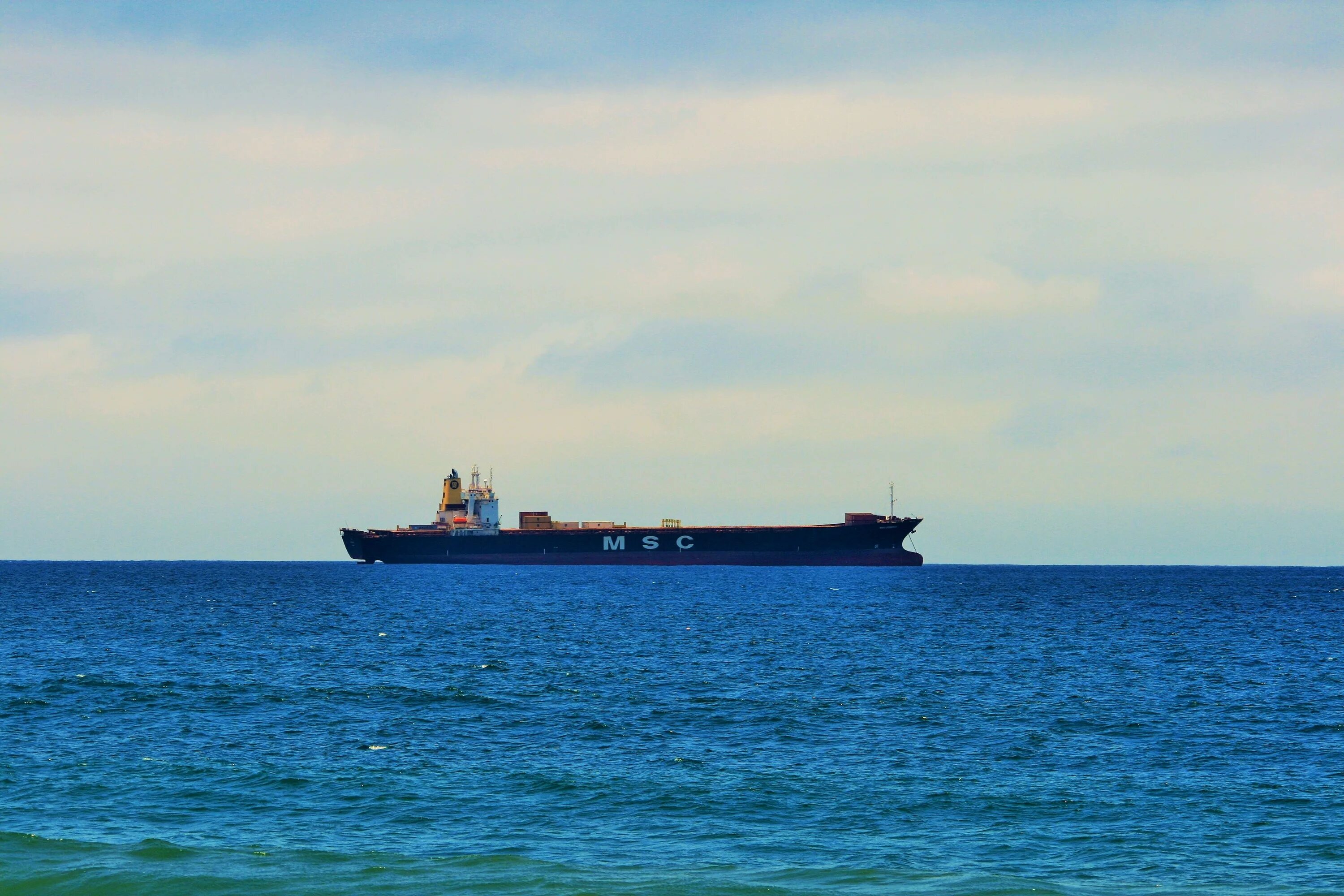 Суда в море. Корабль сухогруз. Судно в океане. Корабль в море. Вдали виден корабль