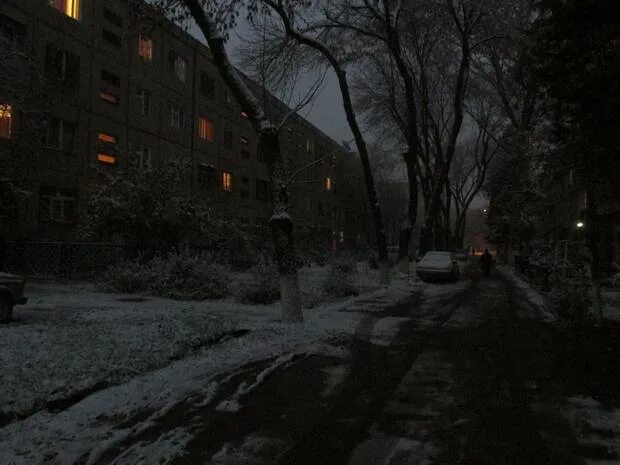 зимние дворы многоэтажки. метель пурга буран. мрачный город. страшный двор. русский двор.