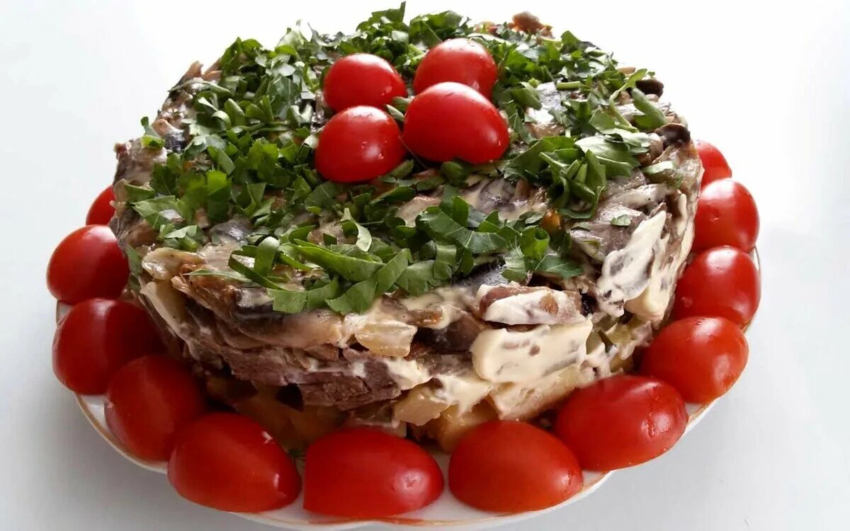 Вкусные салаты на новый 2024. Салат. Мясной салат. Праздничные салаты на день рождения. Салат мясной на праздничный стол.