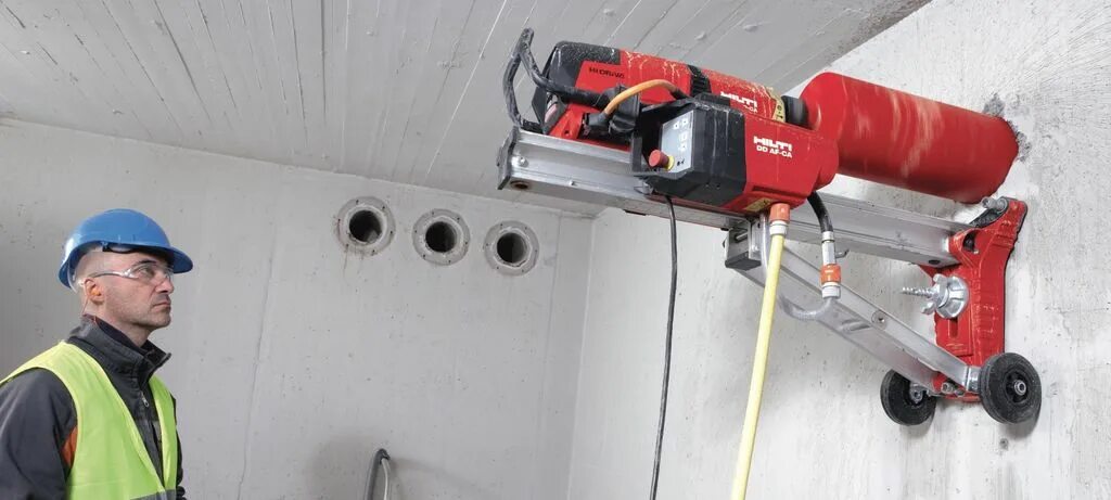 Сверление отверстий в стене расценка. Hilti DD 500. Станок алмазного бурения Hilti. Алмазное бурение Hilti. Хилти машина для алмазного бурения.