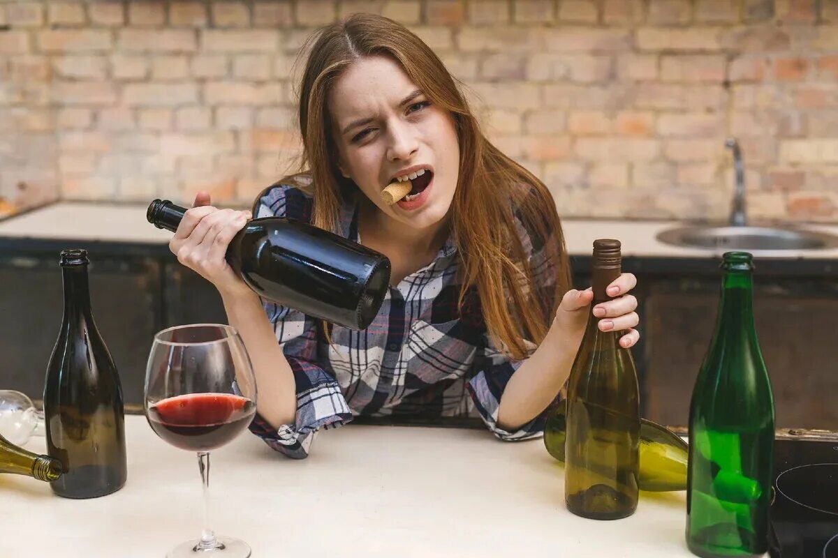 Все в россии уже пьют. Пьющие девушки. Женщина и алкоголь. Женщина и выпивка.