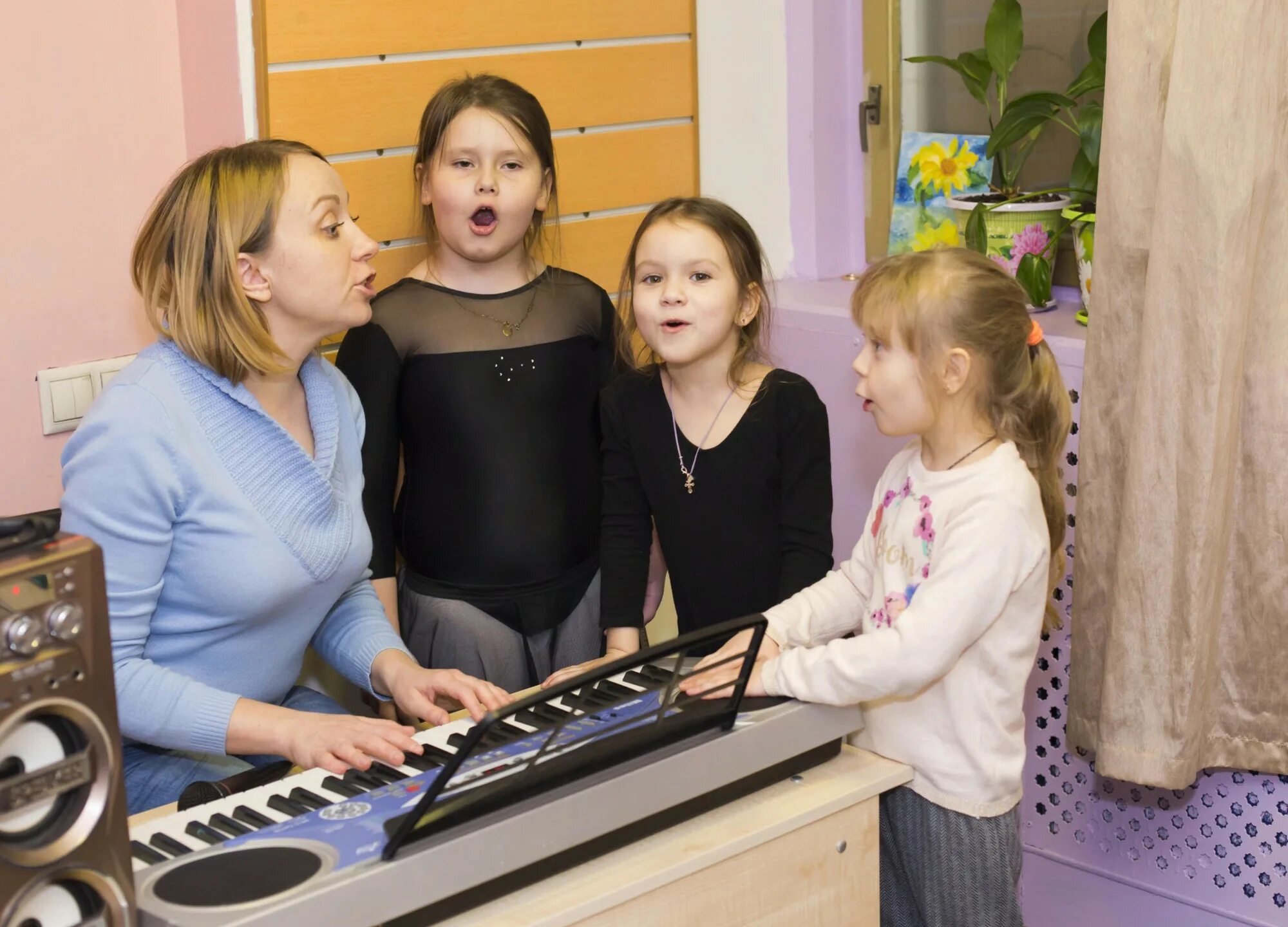 Занятия вокалом для детей. Музыкальная студия для детей. Кружок по вокалу для детей. Педагог по вокалу.