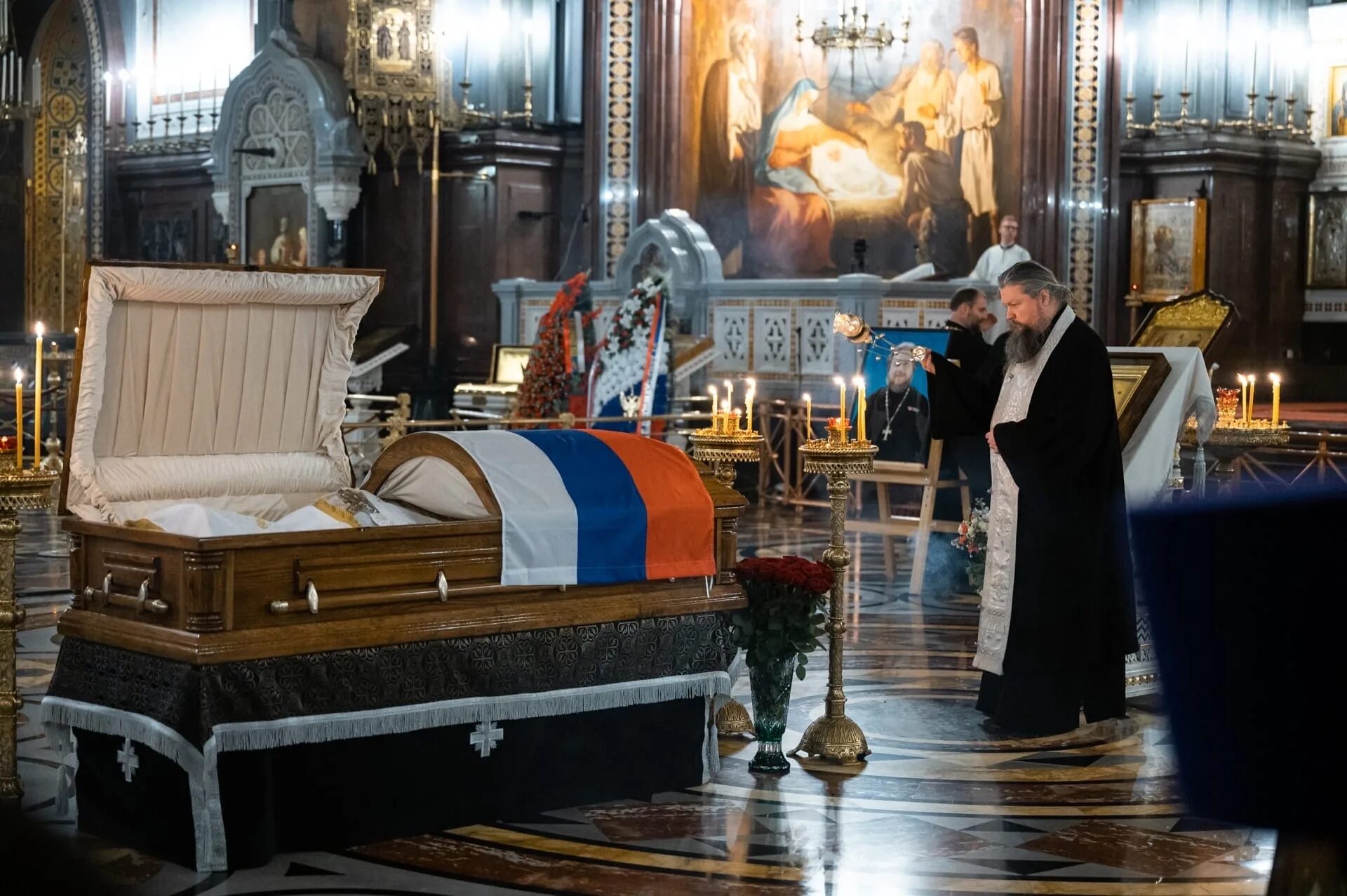 Протоиерей иоанн гончаров отпевание. Отпевание усопшего в церкви. Могила димитрия смирнова. Отпевание протоиерея димитрия смирнова. Отпевание протоиерея михаила васильева в храме христа спасителя.