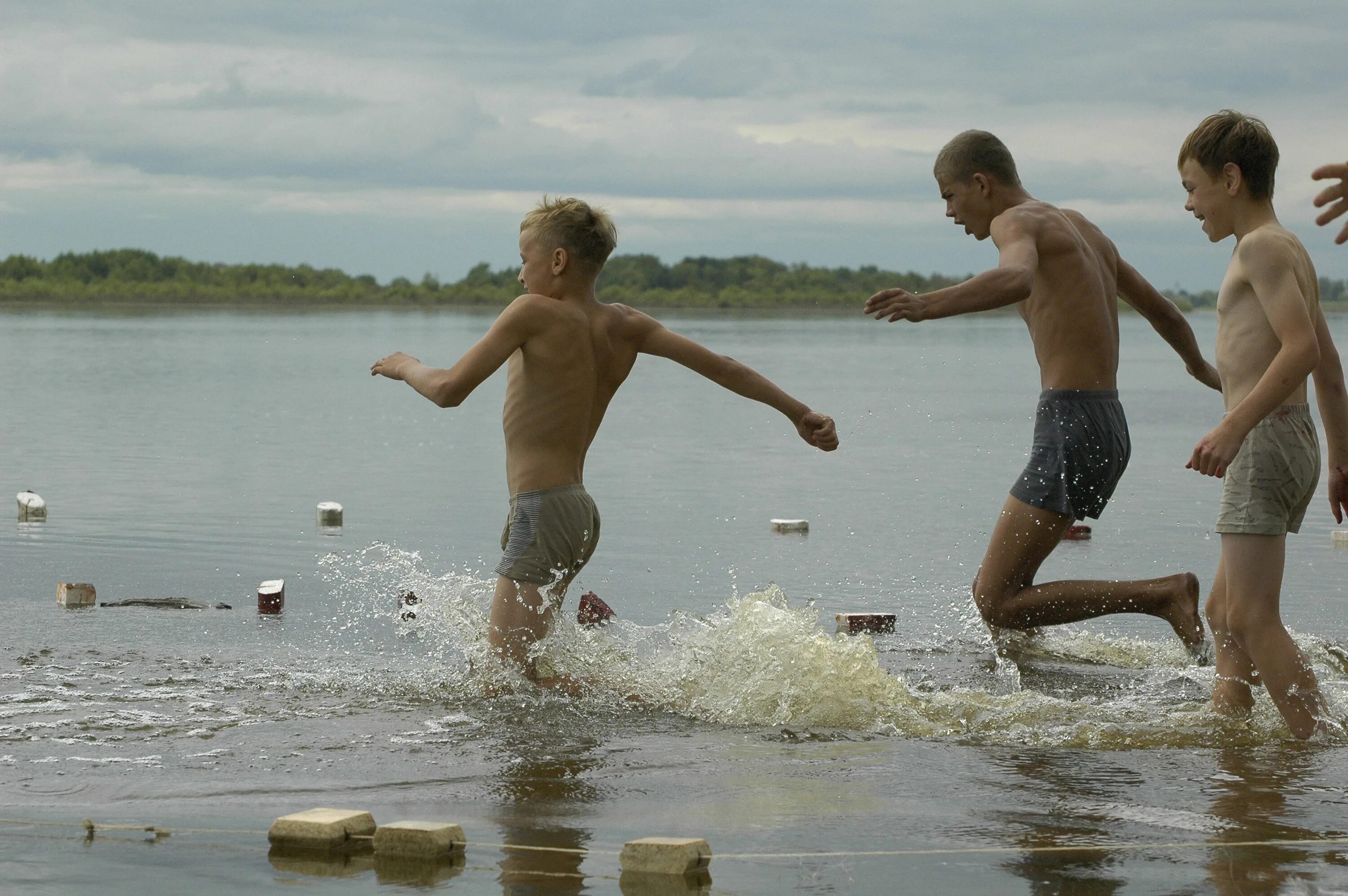 Мальчики купаются вместе. Мальчишки на озере. Мальчики на озере. Пацаны купаются. Мальчишки купаются в озере.