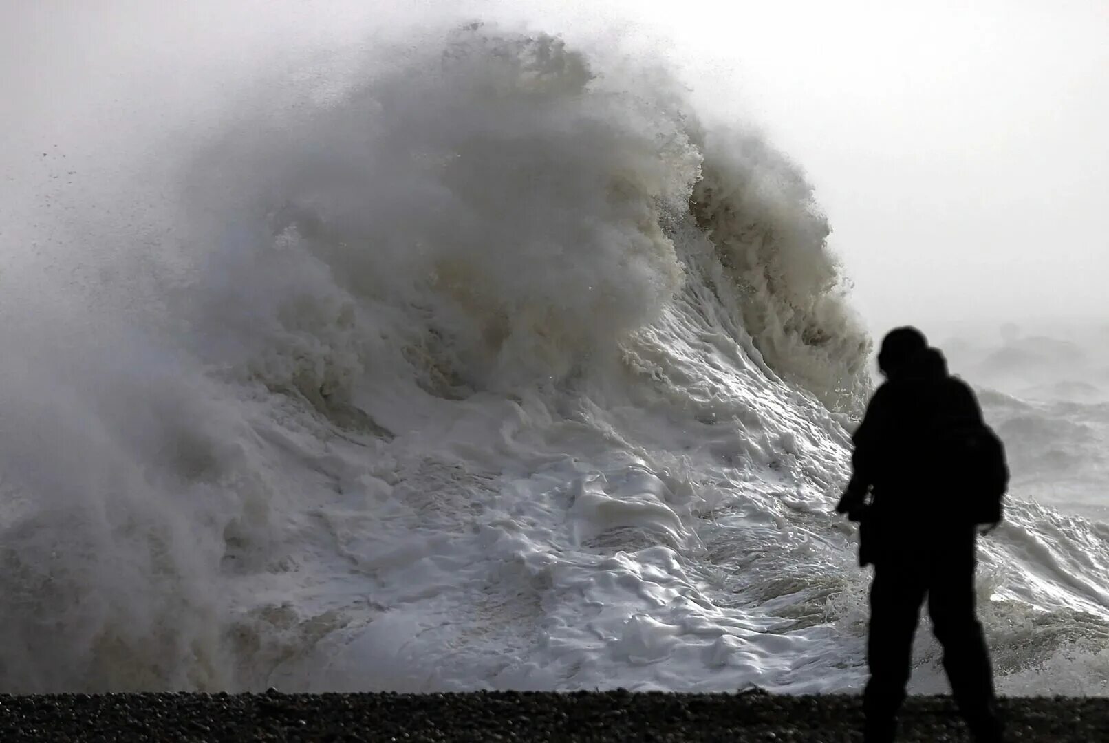 During storm. Шторм. Очень сильный шторм. Шторм на берегу моря. Штормит человека.