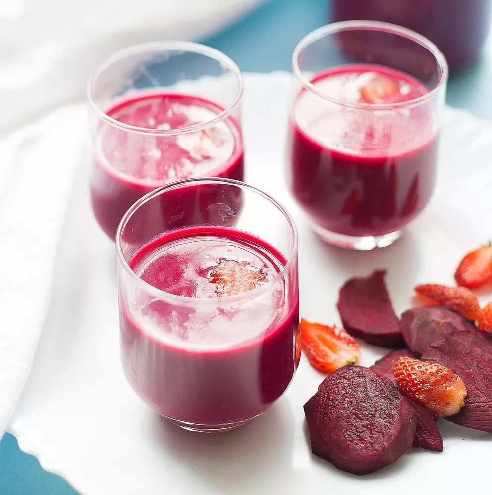 Что вредно доля аолжелудочной. Напитки при панкреатите. Сок при панкреатите. Питание при панкреатите поджелудочной железы. Панкреатит продукты разрешенные и запрещенные таблица.